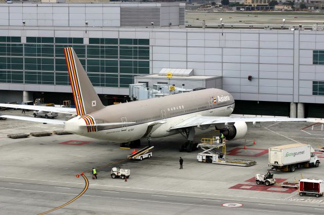 Boeing 777-200 (HL7597) - KSFO - Asiana at the north Intl dock 2/13/2005.