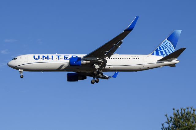 BOEING 767-300 (N660UA)