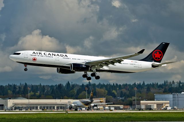 Airbus A330-300 (C-GHKW)