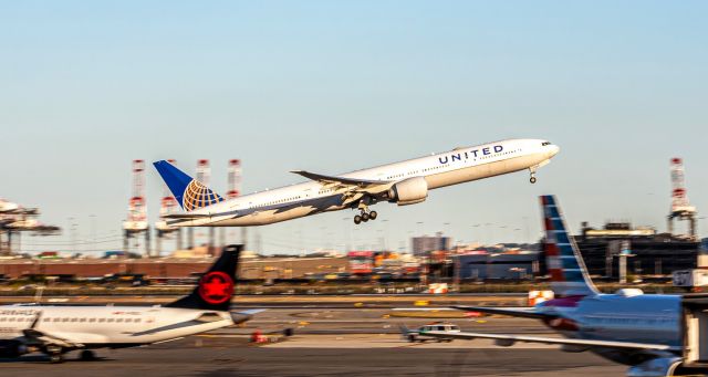 BOEING 777-300ER (N2136U)