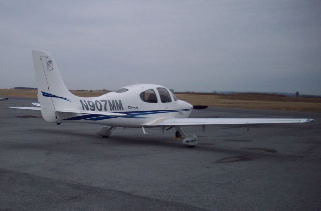 Cirrus SR-20 (N907MM) - at Lancaster