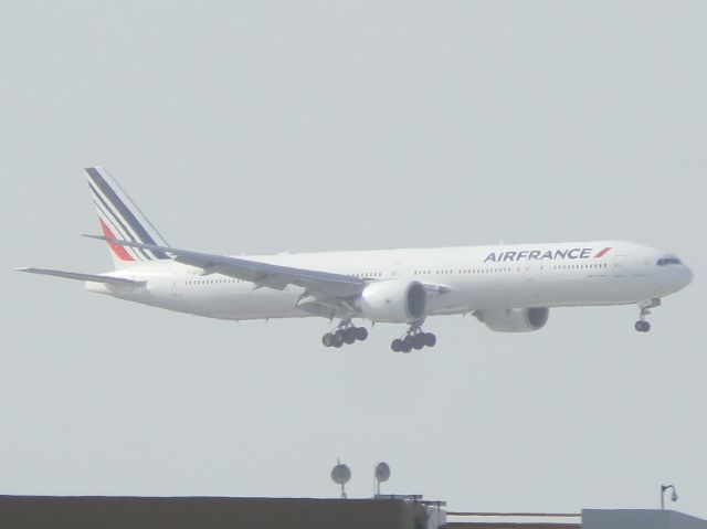 BOEING 777-300ER (F-GZNP)