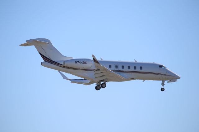 Canadair Challenger 350 (N744QS)