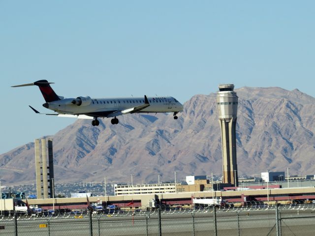 Canadair Regional Jet CRJ-900 — - Arriving LAS RWY 07R - 112F 