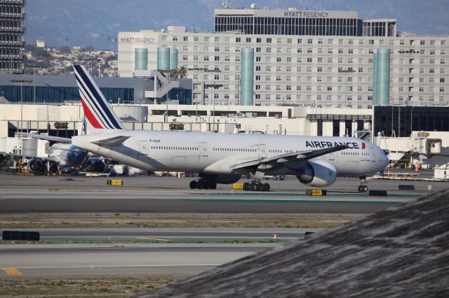 BOEING 777-300ER (F-GSQK)