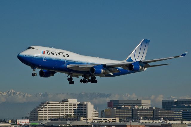 Boeing 747-400 (N104UA) - Jan. 10, 2010.   Nikon D-50 w/70-300mm FX, VR lens.