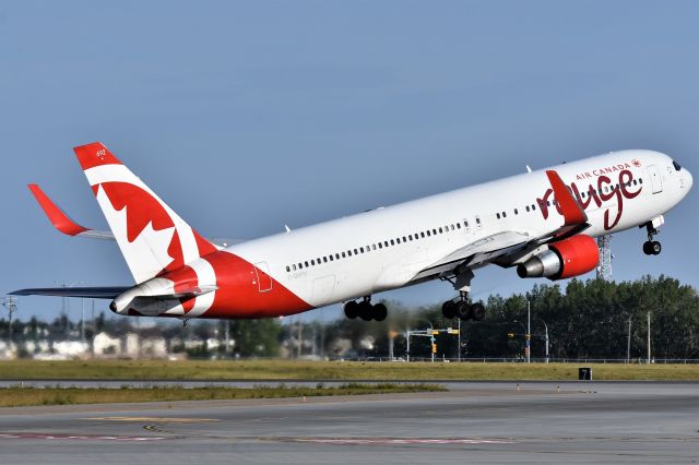 BOEING 767-300 (C-GHPN) - Air Canada Rouge Boeing 767-33A(ER)(WL) departing YYC on Aug 29.