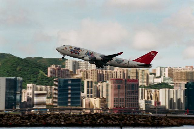 Boeing 747-400 (N670US) - taking at hong kong kai tak international airport in 1996