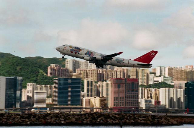 Boeing 747-400 (N670US) - taking at hong kong kai tak international airport in 1996