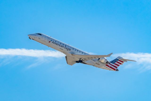 Canadair Regional Jet CRJ-700 (N748SK) - American Eagle CRJ700 taking off from PHX on 9/27/22. Taken with a Canon 850D and Rokinon 135mm f/2 manual focus lens. 