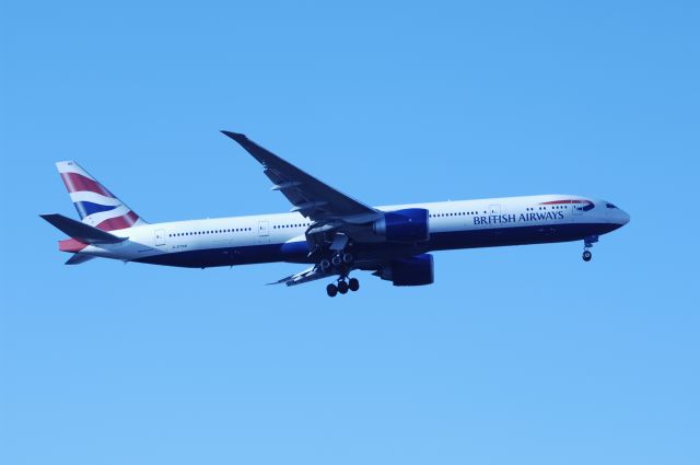 BOEING 777-300 (G-STBB) - Final Approach to NRT Airport Runway 34L on 2011/12/12