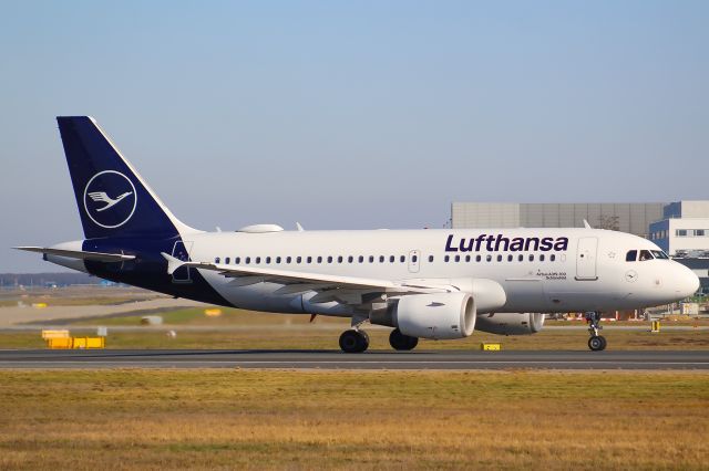 Airbus A319 (D-AIBE) - A Lufthansa A319 taking off from Frankfurt Airport.br /br /Location: Viewpoint "West Runway"/Aussichtspunkt "Startbahn West".br /Date: 13.02.23 (dd/mm/yy).