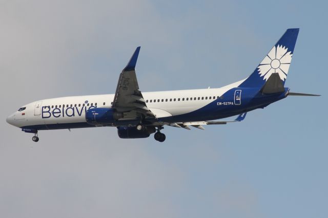 Boeing 737-800 (EW-527PA)