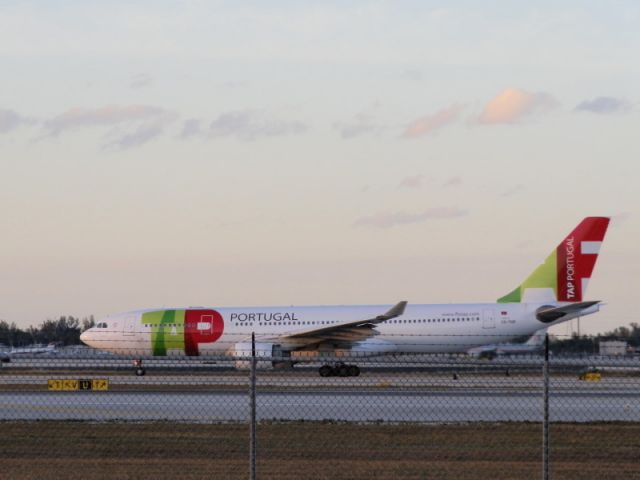 Airbus A330-200 (CS-TOF)