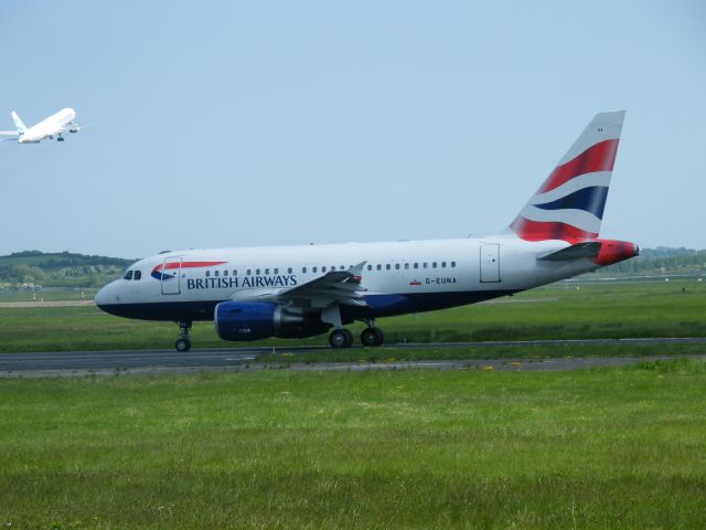 Airbus A318 (G-EUNA)