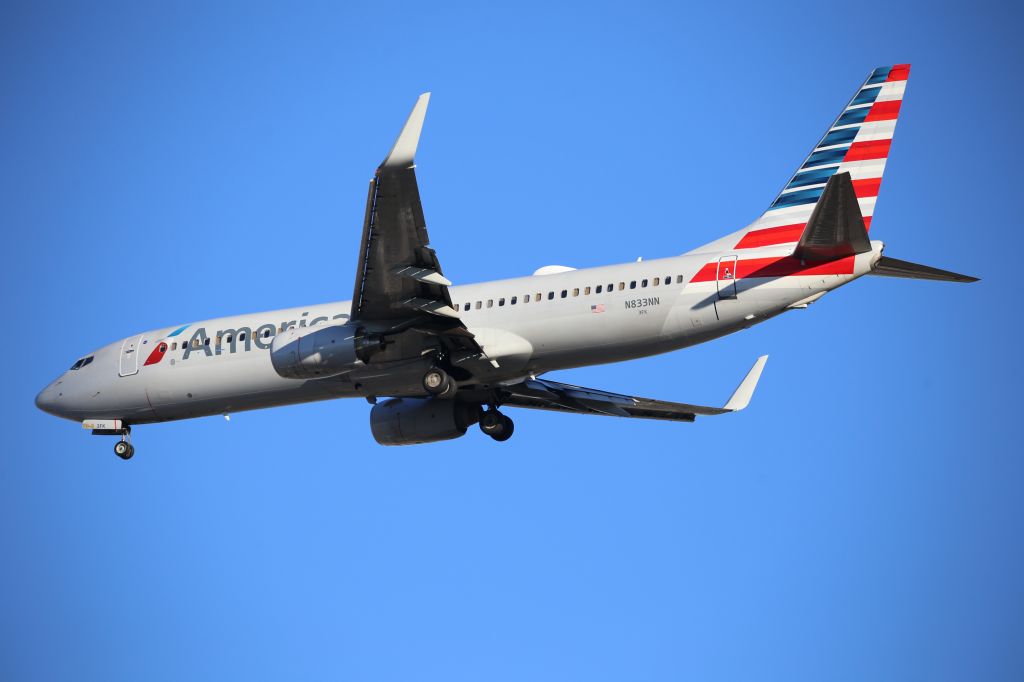Boeing 737-800 (N833NN)