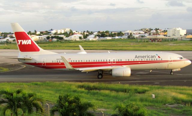 Boeing 737-800 (N915NN)