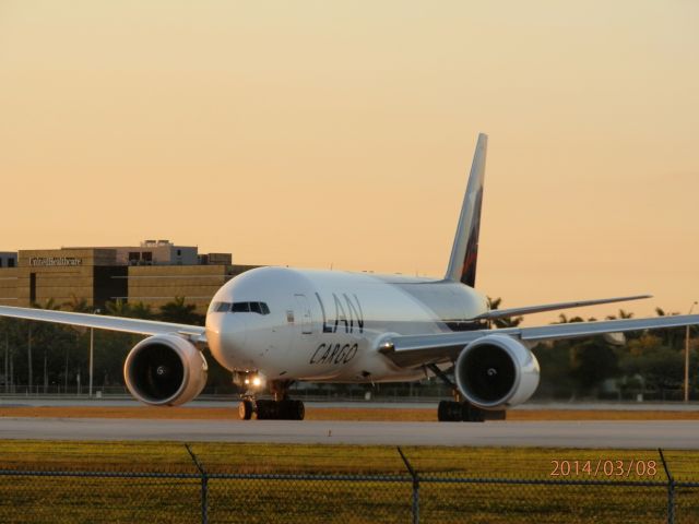 BOEING 777-200LR (N776LA)