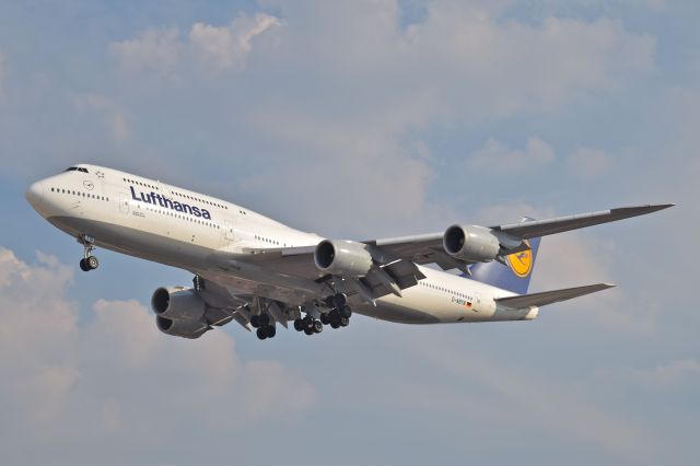 BOEING 747-8 (D-ABYN) - Boeing B747-830 D-ABYN MSN 37838 of Lufthansa named "Niedersachsen" is on short final to runway 05R at Mexico City International Airport (06/2019).