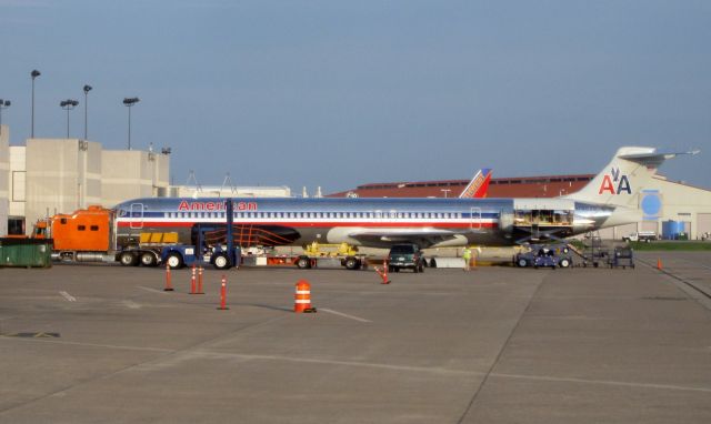 McDonnell Douglas MD-82 (N70529) - Ok, the good news is, I am not on that plane, as evidenced by the fact that when I took this picture, I was on a plane taxiing to the runway, headed for Dallas! But, the jet engine coroner has arrived, and has the dead engine on the back of the trailer, getting ready to haul it away.