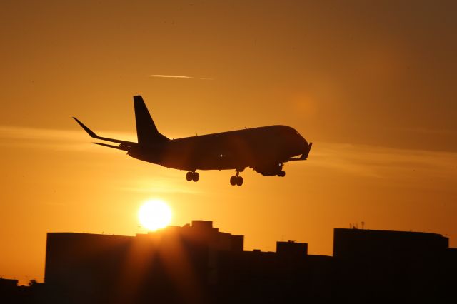 EMBRAER 175 (long wing) (N273SY)