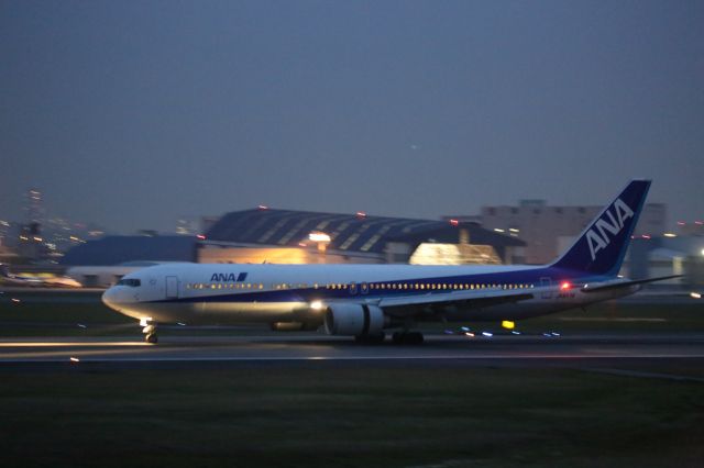 BOEING 767-300 (JA8578)