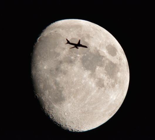 Boeing 757-200 (N951FD) - This is Fed Ex Flight 1316 a Boeing 757-2 Syracuse to Memphis just south of Cleveland at 38,000 ft. 510 mph passing the Moon. 07.12.19.