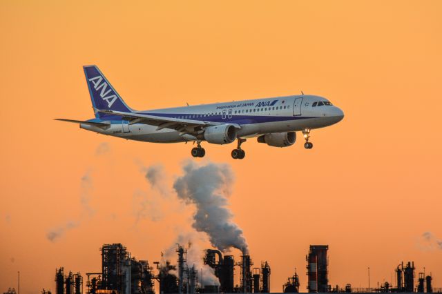 Airbus A320 (JA8946) - Rwy 34L,Haneda,Tokyo at the time of evening.