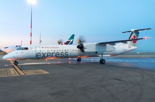 de Havilland Dash 8-400 (C-GJZF)