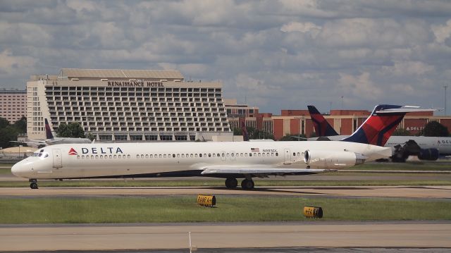 McDonnell Douglas MD-88 (N985DL)