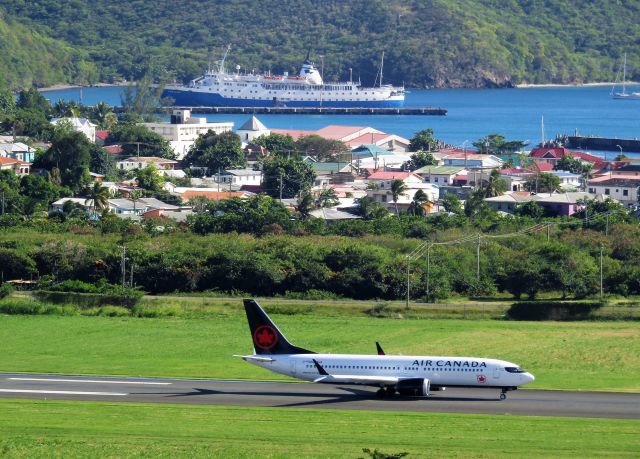 Boeing 737 MAX 8 (C-FSDQ)