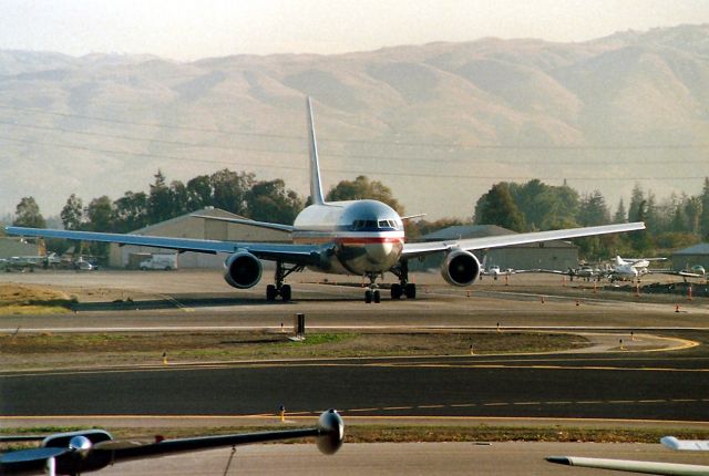BOEING 767-200 (N322AA) - KSJC - AA 767-200 at SJC on approach to 30 L. I do not remember where 767 s where flying too out of SJC in 1988.