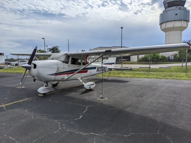 Cessna Skyhawk (N3558D) - N3558D parked near FXE tower
