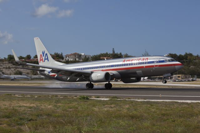 Boeing 737-800 (N922AN)