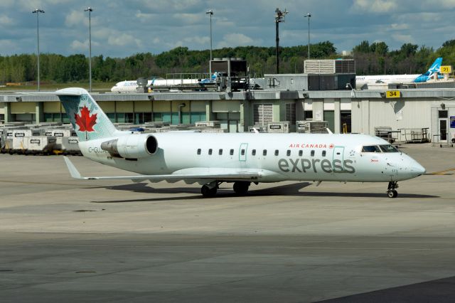 Canadair Regional Jet CRJ-200 (C-GUJA)