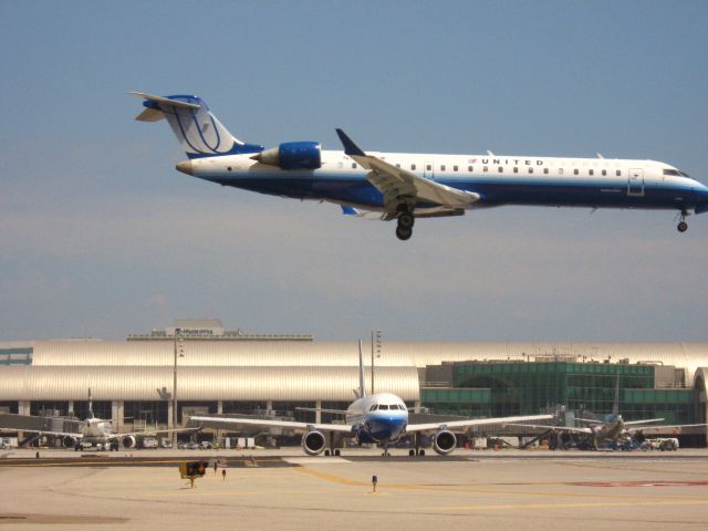 Canadair Regional Jet CRJ-700 (N738SK) - Landing on RWY 19R