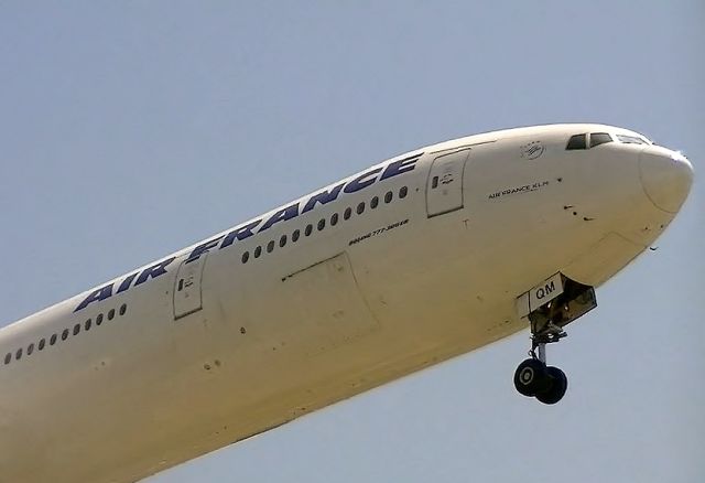 BOEING 777-300ER (F-GSQM)