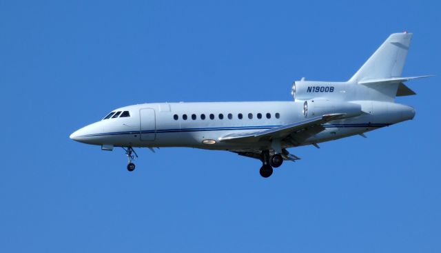 Dassault Falcon 900 (N1900B) - On final is this 1995 Dassault Falcon 900EX in the Autumn of 2019.