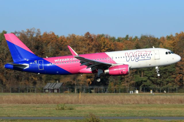 Airbus A320 (HA-LYA)