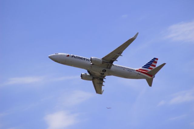 Boeing 737-800 (N852NN)