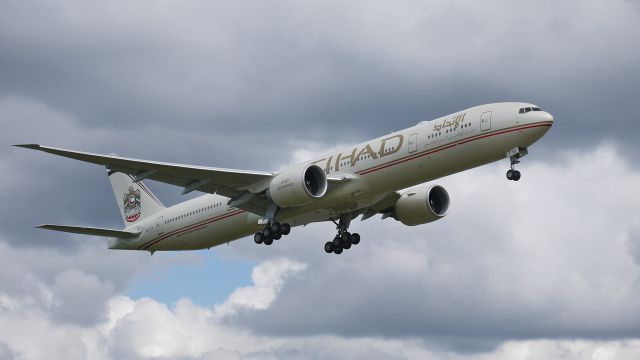 BOEING 777-300 (A6-ETO) - BOE265 makes a missed approach to 16R during a flight test on 5/25/13. (LN:1105 cn 39690).