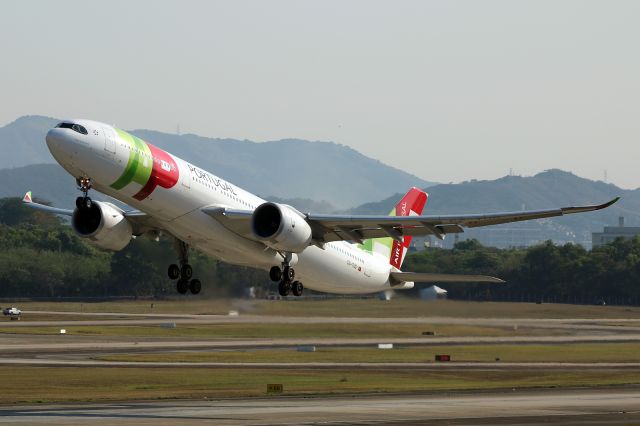 Airbus A330-300 (CS-TUO)