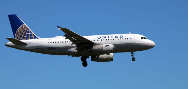 Airbus A319 (N809UA) - On short final is this 1998 United Airlines Airbus 319-131 in the Summer of 2022.