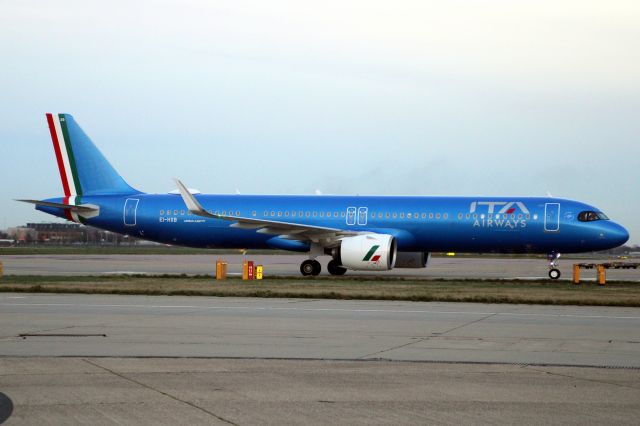 Airbus A321neo (EI-HXB) - Taxiing to Stand 402 on 26-Dec-23 operating flight ITY204 from LIRF.