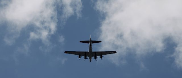 Boeing B-17 Flying Fortress (N3193G) - Perfectly centered, as all things should be... EAA22. Full Res gives best picture.