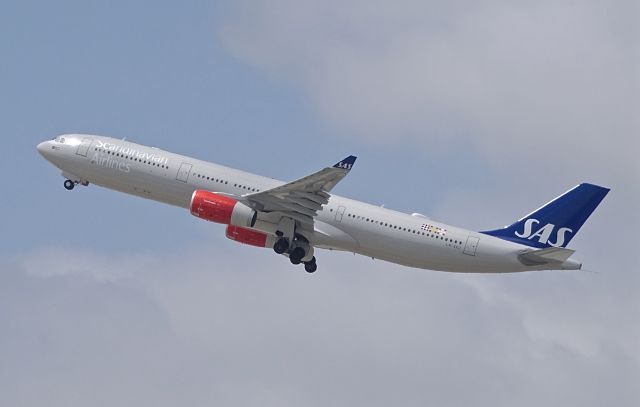 Airbus A330-300 (LN-RKU)