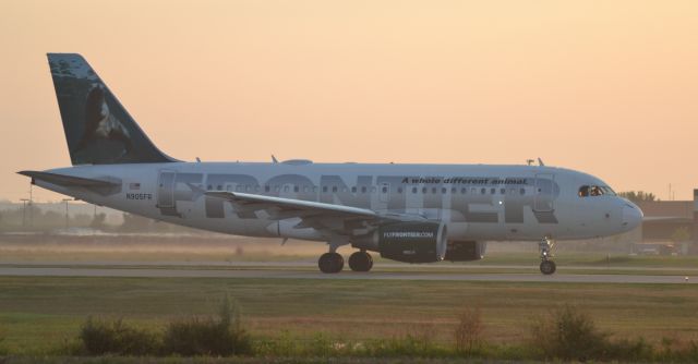 Airbus A319 (N905FR) - N905FR departing Sioux Falls SD at Sunrise