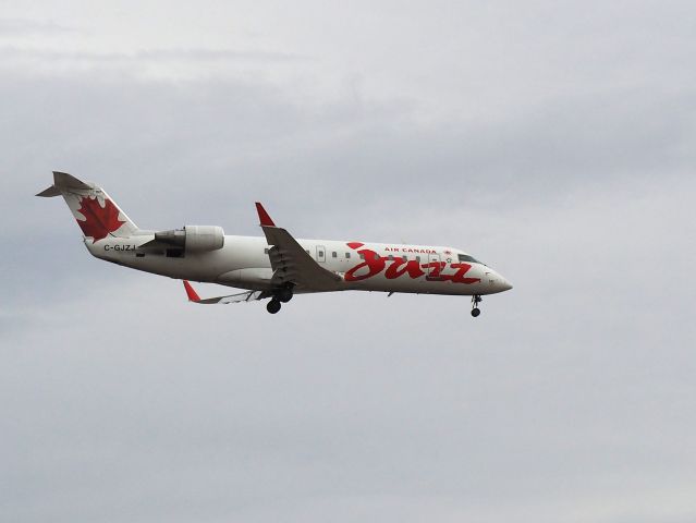 Canadair Regional Jet CRJ-200 (C-GJZJ)