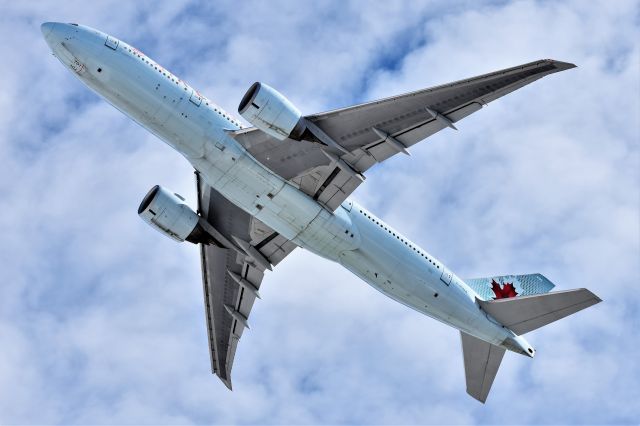 BOEING 777-200LR (C-FIUA) - Air Canada Boeing 777-233(LR) departing YYC on Mar 17.