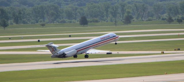 McDonnell Douglas MD-83 (N967TW) - 5/29/18  rotating from Rwy 14R to DFW